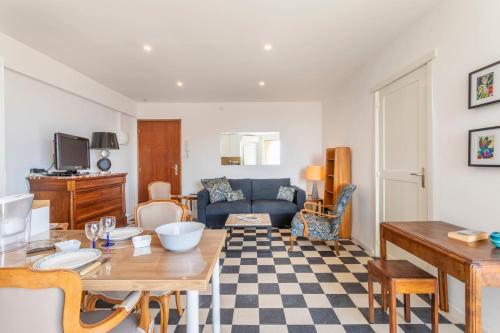 un salon avec une table et un canapé dans l'établissement Studio Damier - 3 étoiles - Welkeys, à Bandol