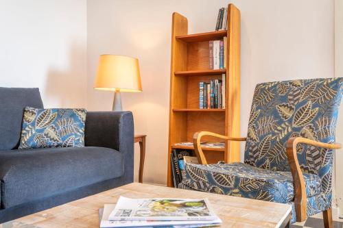 バンドールにあるStudio Damier - 3 étoiles - Welkeysのソファと椅子のあるリビングルーム