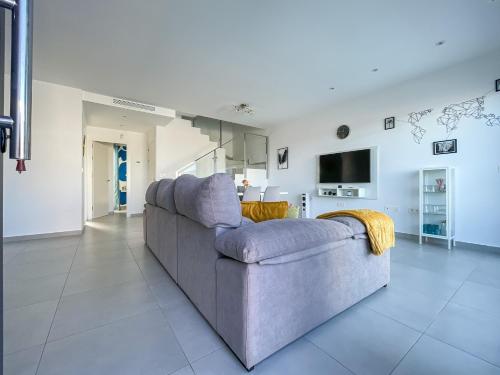 Μια τηλεόραση ή/και κέντρο ψυχαγωγίας στο Fee4Me Villa with Pool on the Costa Blanca