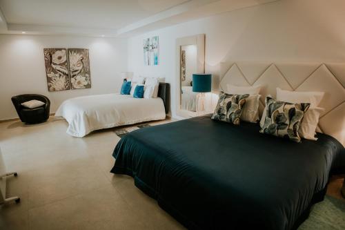 um quarto com uma cama grande e uma cama quadrada em Casa Tranquilidade - Casa moderna com piscina em Guimarães