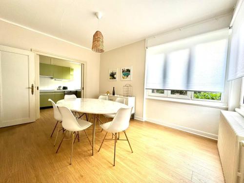 une cuisine et une salle à manger avec une table et des chaises dans l'établissement Gîte LE RAPP, à Colmar