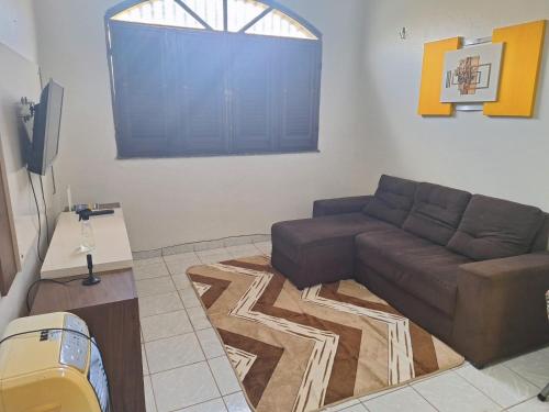 un soggiorno con divano e TV di Casa a 2km da praia do Aracagy a São Luís