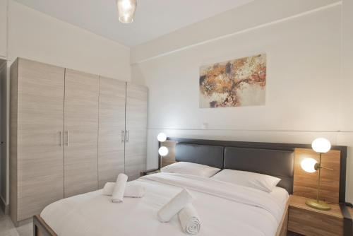 Postel nebo postele na pokoji v ubytování Milena Comfy Piraeus Reno Apt AC & Full Kitchen