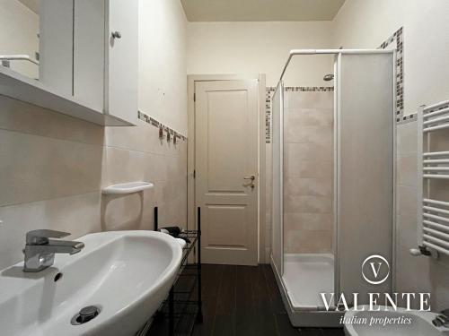 a bathroom with a sink and a shower at Spazioso alloggio con ascensore in Borgo a Buggiano