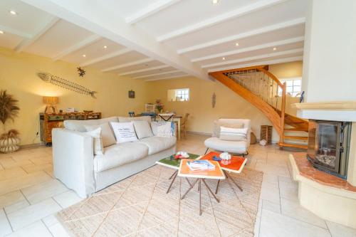 sala de estar con sofá y chimenea en Confortable maison joliment décorée, en Les Sables-dʼOlonne