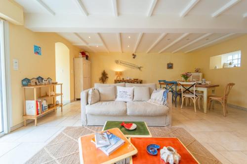 sala de estar con sofá y mesa en Confortable maison joliment décorée, en Les Sables-dʼOlonne