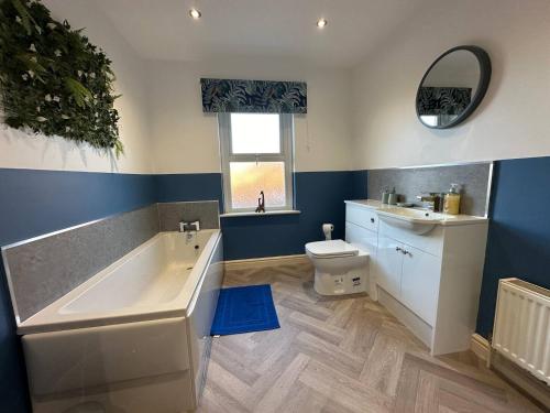 a bathroom with a tub and a toilet and a sink at Home Away From Home - Perfect For Contractors in Newark upon Trent