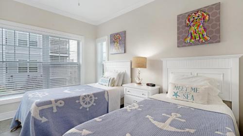 a bedroom with two beds and a window at The Cliffside Resort Condominiums in Greenport