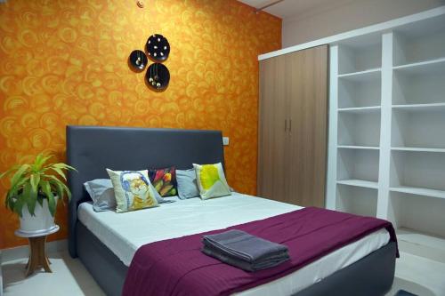 a bedroom with a bed with a purple blanket at MidTown-1BHK, Near AIG Hospital, Hitech City in Hyderabad