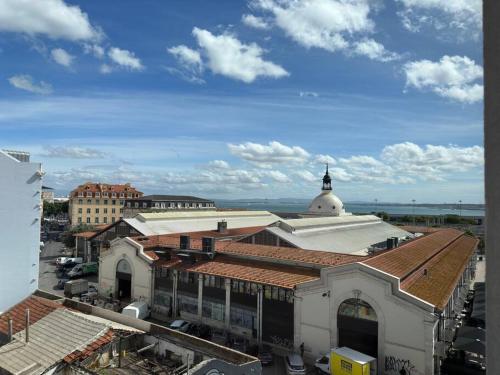 - une vue sur une ville avec un bâtiment et une église dans l'établissement Home nearby timeout, à Lisbonne