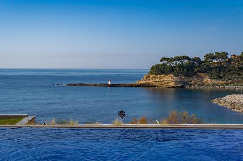 een zwembad met uitzicht op de oceaan bij VILLA LA ROMANELLA in Carry-le-Rouet
