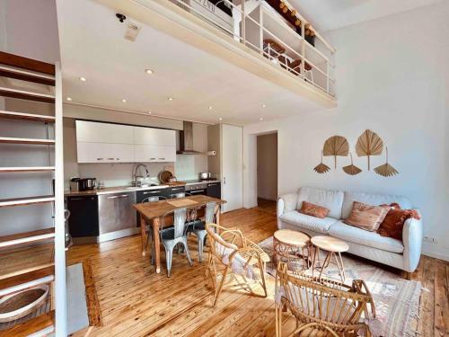 un salon avec un canapé et une table dans l'établissement La Terrasse Saint Sauveur, à Toulouse