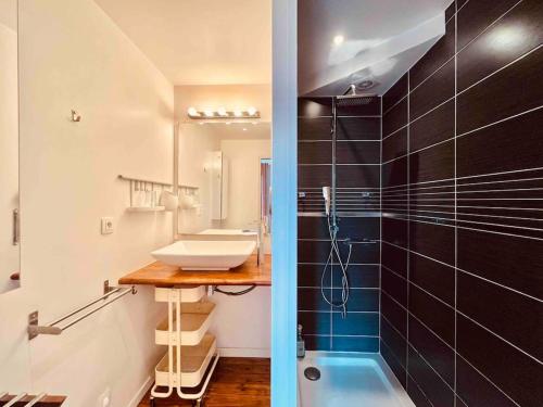 une salle de bain avec un lavabo, une douche et une baignoire dans l'établissement La Terrasse Saint Sauveur, à Toulouse