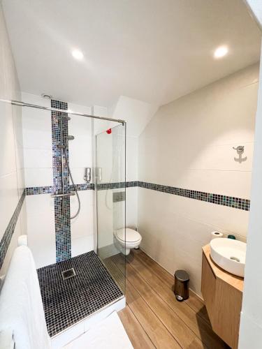 une salle de bain avec douche et lavabo dans l'établissement Les Cabanons de Fonfon, à Marseille