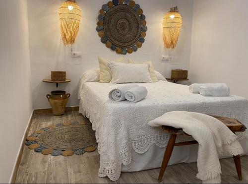 1 dormitorio con 1 cama con toallas en Casa La Romera, en Cazorla