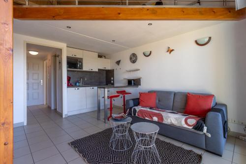 un salon avec un canapé et une cuisine dans l'établissement Bella Vista Porticcio - Appt climatisé, à Grosseto-Prugna