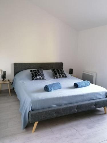 - une chambre avec un grand lit et des serviettes bleues dans l'établissement Le Caudalie au cœur des vignobles Pessac Léognan, à Léognan