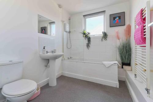 biała łazienka z toaletą i umywalką w obiekcie 4 Bed House Near Trent Bridge w Nottingham
