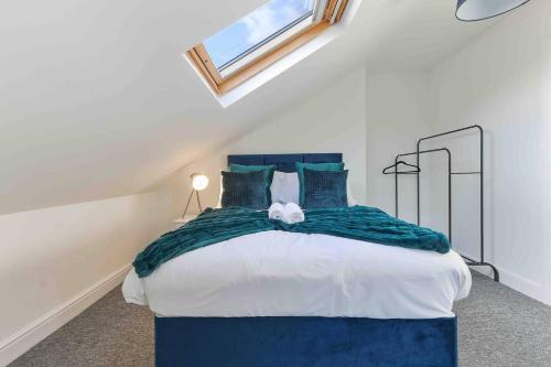 sypialnia z dużym łóżkiem na poddaszu w obiekcie 4 Bed House Near Trent Bridge w Nottingham