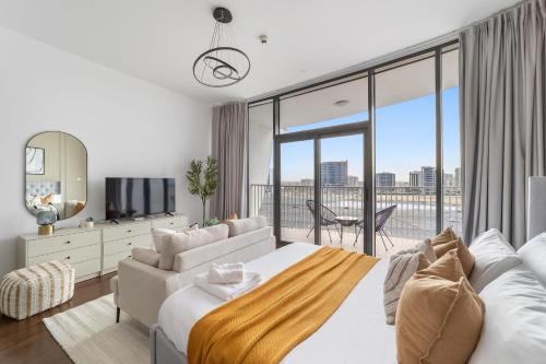 um quarto com uma cama grande e uma janela grande em Silkhaus Chic Studio Near Silicon Oasis Shopping Mall em Dubai