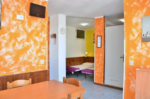 um quarto com uma mesa e uma sala de jantar em Condominio Adriatico em Bibione