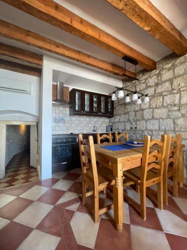 una cucina con tavolo e sedie in legno di Villa Gabine a Kaštela (Castelli)