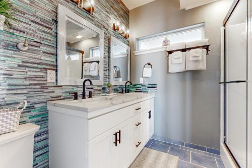 La salle de bains est pourvue d'un lavabo et d'un miroir. dans l'établissement Marine View, à South Beach