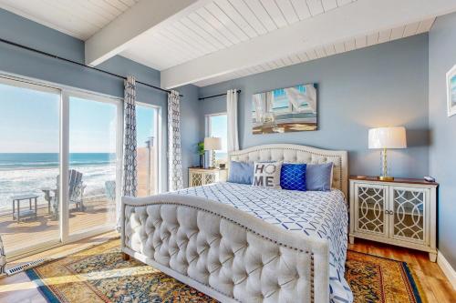 - une chambre avec un lit et une vue sur l'océan dans l'établissement Marine View, à South Beach