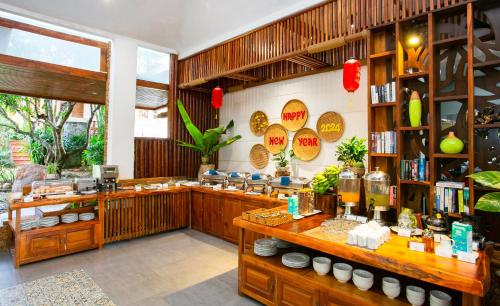ein Restaurant mit einer Theke in einem Raum in der Unterkunft Nadine Phu Quoc Resort & Spa in Phu Quoc