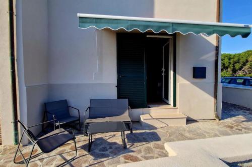 費拉約港的住宿－Casa Amaranta，两把椅子坐在大楼旁边的庭院