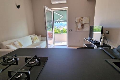 費拉約港的住宿－Casa Amaranta，客厅配有黑桌和电视。
