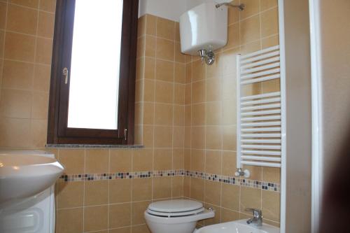 a bathroom with a toilet and a sink at Borgo Nicoletta Case per le vacanze in Filandari