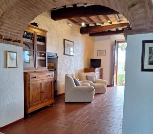 a living room with a couch and chairs in a room at casa vacanze nel Chianti il Granaio in Castellina in Chianti