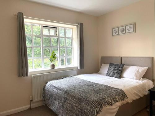 um quarto com uma cama e uma janela em Spacious 4bed With Private Parking em Lincolnshire