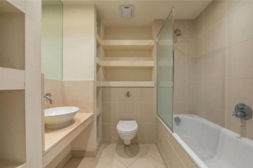 uma casa de banho com um lavatório, um WC e uma banheira em Luxury Penthouse 2 bedrooms flat in Canary Wharf em Londres