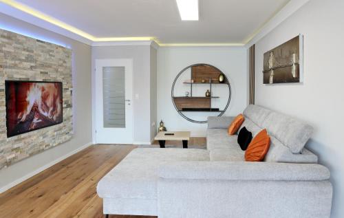 ein Wohnzimmer mit einem Sofa und einem Spiegel in der Unterkunft Premium 106 m2 Wohnung Top für München/Oberbayern in Geretsried