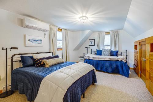 2 camas en un dormitorio con azul y blanco en Spacious Presque Isle Home Walk to Downtown! en Presque Isle