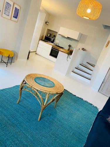 un salon avec une table et une cuisine dans l'établissement Les Logis de la Combette, à Saint-Rémy-de-Provence