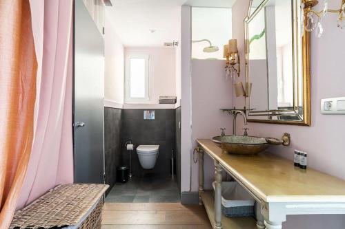 een badkamer met een wastafel en een toilet bij Canela Homes BARCELONA SEPULVEDA in Barcelona