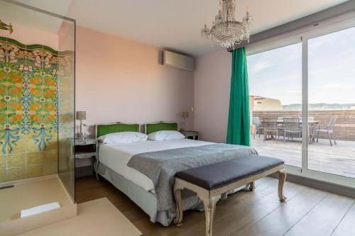 een slaapkamer met een bed en een groot raam bij Canela Homes BARCELONA SEPULVEDA in Barcelona