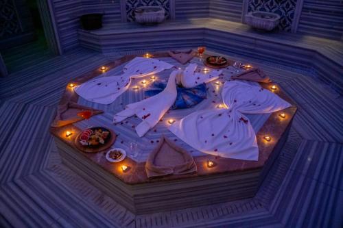 einen Tisch mit Essen und Lichtern darüber in der Unterkunft liya spor akedemisi tic ltd stı in Istanbul