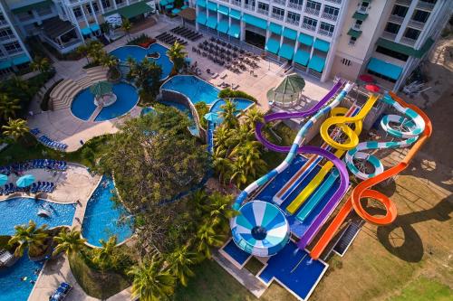 - une vue sur un parc aquatique avec toboggan dans l'établissement Gran Evenia Bijao - All Inclusive, à Playa Blanca