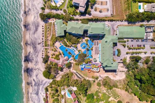 una vista aerea di un resort vicino all'oceano di Gran Evenia Bijao - All Inclusive a Playa Blanca