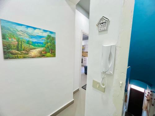 una pintura colgando de una pared en una habitación en Casa Nonna Anna en Palermo