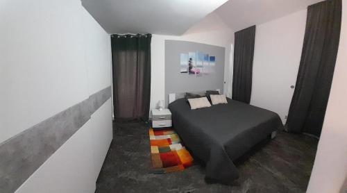 a bedroom with a bed in a room at Apartmani Delas 2 in Pješčana Uvala 