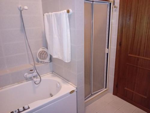 La salle de bains est pourvue d'une douche et d'une baignoire. dans l'établissement Cà degli Aredi - citra (011011-LT-0106), à Castelnuovo Magra