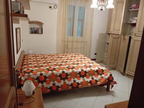 - une chambre avec un lit doté d'une couette orange et blanche dans l'établissement Cà degli Aredi - citra (011011-LT-0106), à Castelnuovo Magra