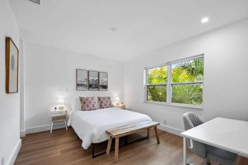 1 dormitorio con cama y ventana en Sailors Rest @ Sailboat Bend en Fort Lauderdale