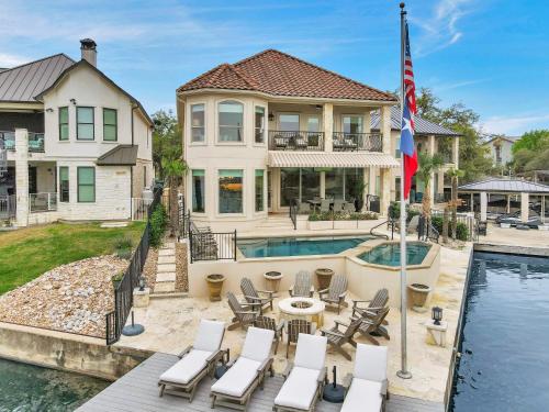 Πισίνα στο ή κοντά στο Diagonal Dreams Lake House and Concierge Services