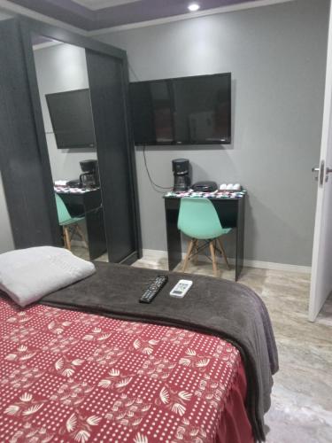 サルバドールにあるSão Salvador Guest Houseのベッドルーム1室(ベッド1台、デスク、椅子付)